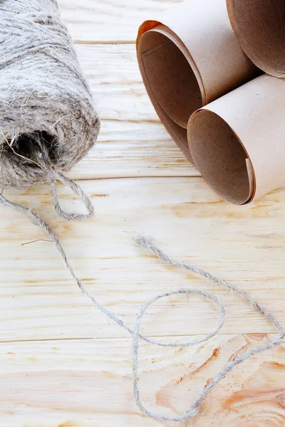 Ball of twine and kraft paper — Stock Photo, Image