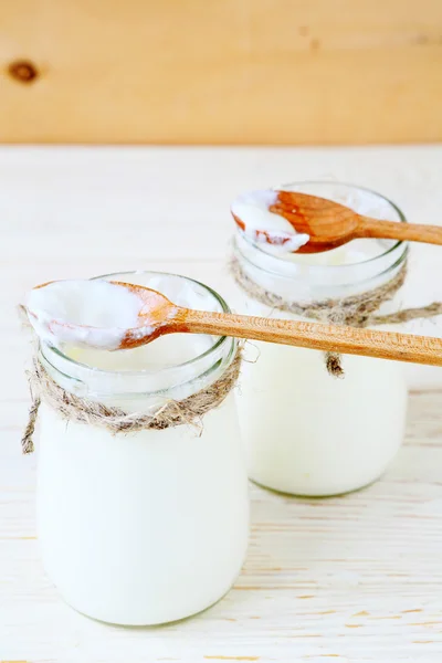 Yogurt casero fresco, crema agria en frascos — Foto de Stock