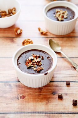 çikolata ve fındık puding