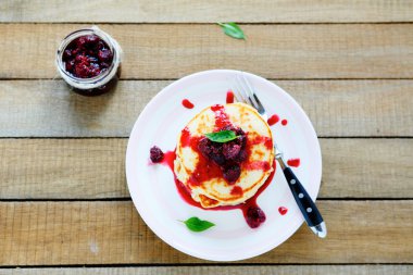 tatlı kek frambuaz sos ile