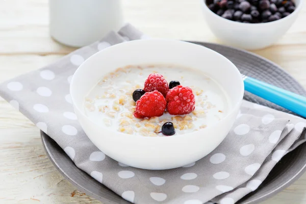 Oatmeal with milk and berries — Stock Photo, Image
