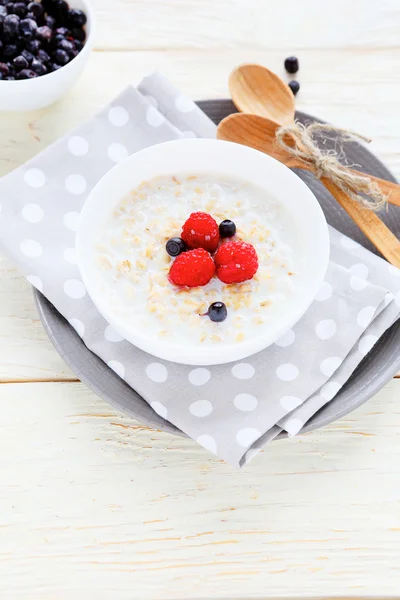 Oatmeal with blueberries and raspberries — Stock Photo, Image