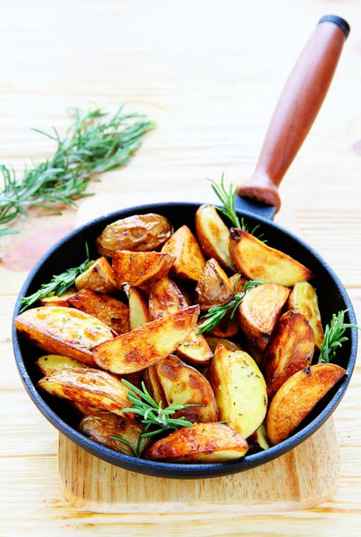 Potato wedges with rosemary — Stock Photo, Image