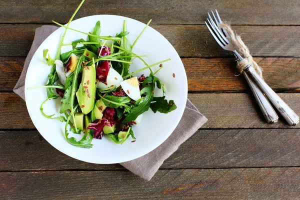 Appetitanregender Salat mit Avocado — Stockfoto