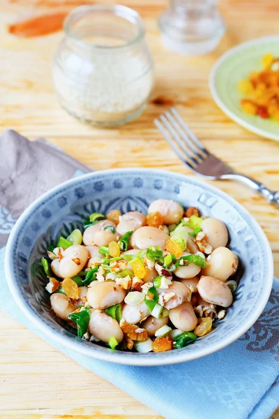 Salát s fazolemi a zelené cibule, ořechy — Stock fotografie