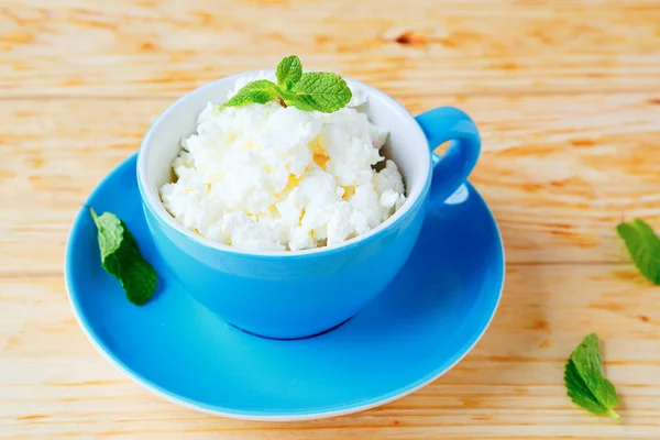 Requesón en la taza azul — Foto de Stock