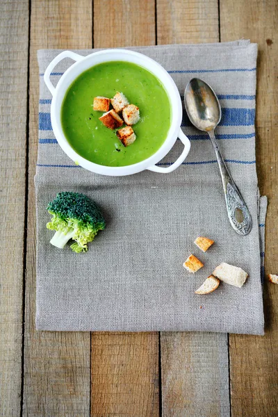 Sup krim brokoli dengan croutons — Stok Foto