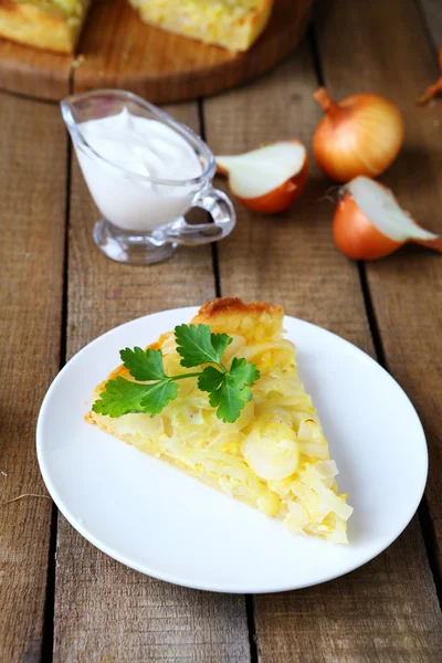 Pedazo de pastel de cebolla — Foto de Stock