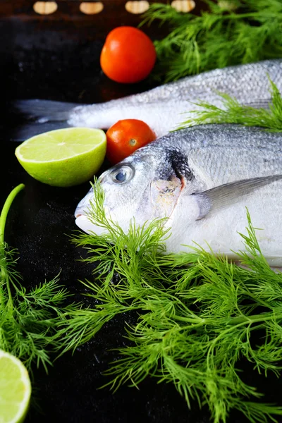 Du poisson frais sur une plaque à pâtisserie et des légumes — Photo