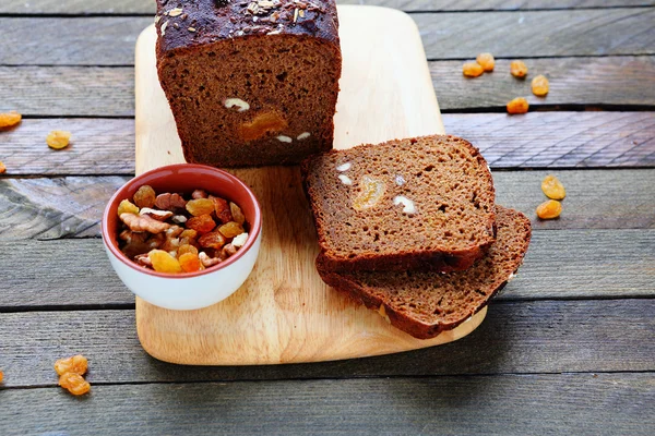 Chléb pudink s oříšky a sušené ovoce — Stock fotografie