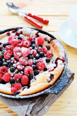 Clafoutis yaz meyveleri ile kokulu