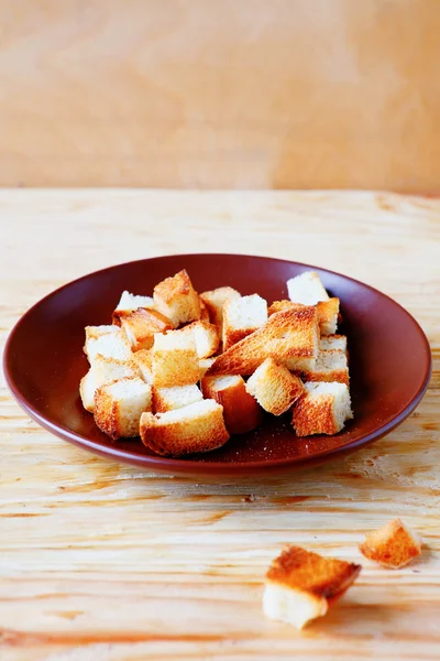 Croutons de pão brancos em uma chapa — Fotografia de Stock