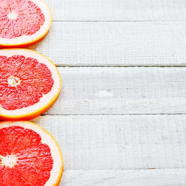 Grapefruit on white boards — Stock Photo, Image