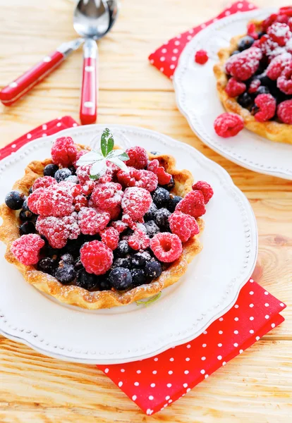 Sommerkuchen mit frischen Beeren — Stockfoto