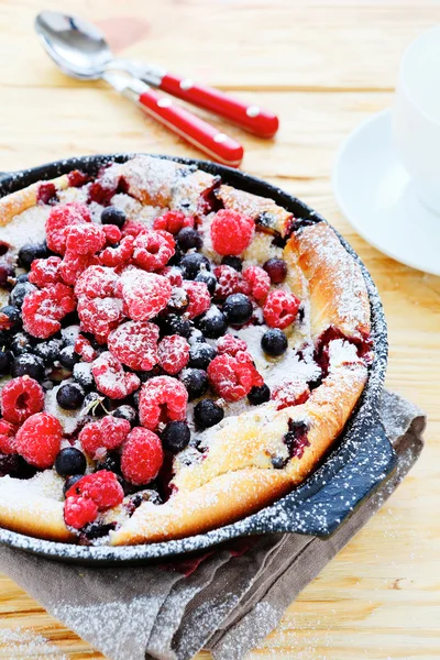 Clafoutis doftande med sommarbär — Stockfoto