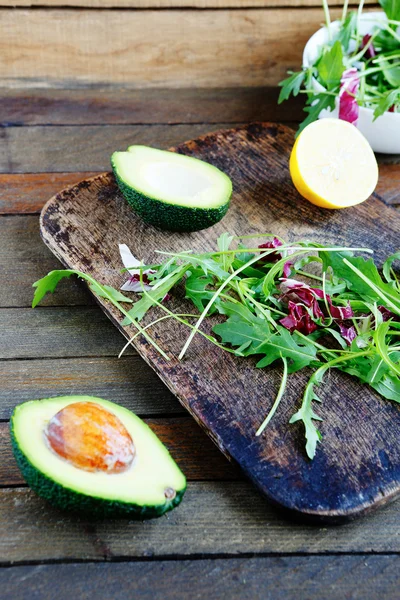 Ingredientes de uma salada, arugula, abacate — Fotografia de Stock