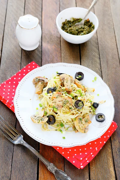 Pasta sabrosa con pesto de champiñones —  Fotos de Stock