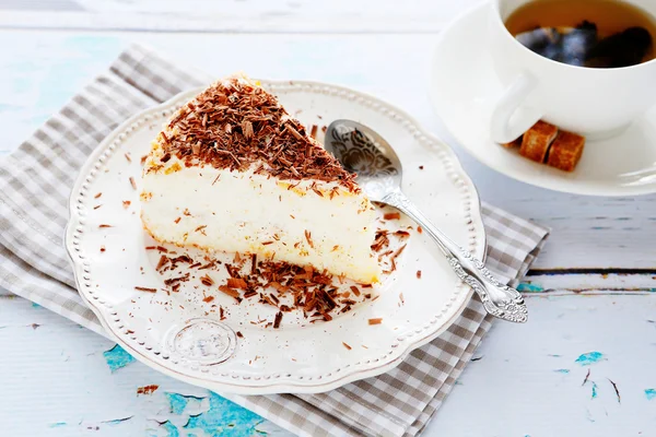 Pastel de queso ligero y una taza de té — Foto de Stock