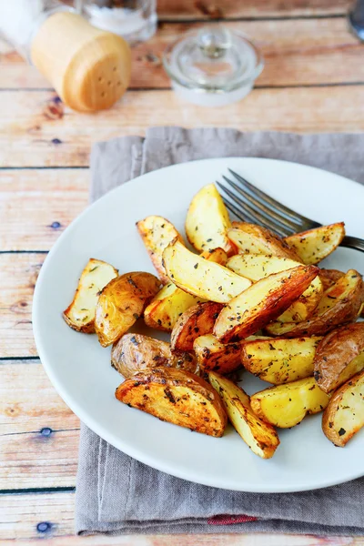 Leckere Kartoffeln mit Gewürzen — Stockfoto