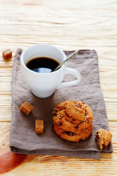 Fincan kahve ve kurabiye peçeteye — Stok fotoğraf