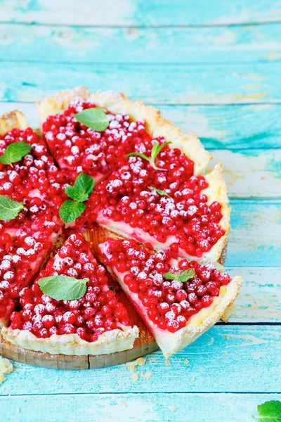 Red summer tart with custard — Stock Photo, Image