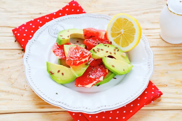 Fresh salad with avocado and grapefruit — Stock Photo, Image