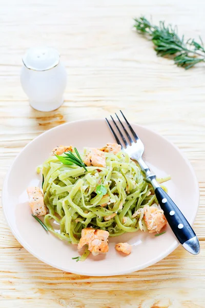 Pasta with spinach and salmon slices — Stock Photo, Image