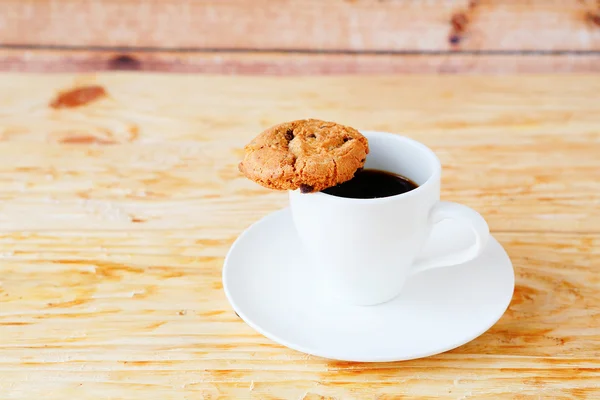 Starke Tasse Kaffee und Kekse, Essen — Stockfoto