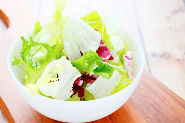 Lechuga para ensalada en un tazón blanco — Foto de Stock