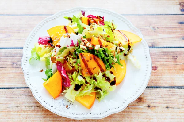 Ensalada de dieta con caqui, vista superior — Foto de Stock