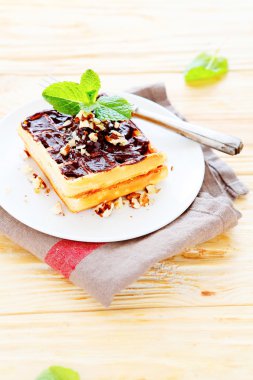 Beyaz tabakta çikolatalı gözleme