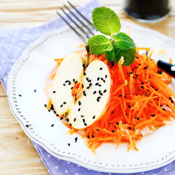 Salada de dieta com cenouras — Fotografia de Stock