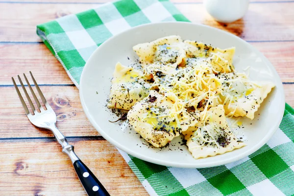 Ravioli mit geriebenem Käse — Stockfoto