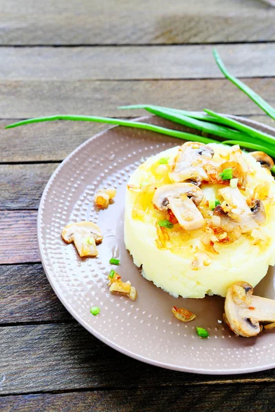 Guarnición de patatas con champiñones y cebollas —  Fotos de Stock