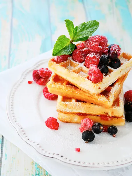 Rohe Waffeln mit Beeren — Stockfoto