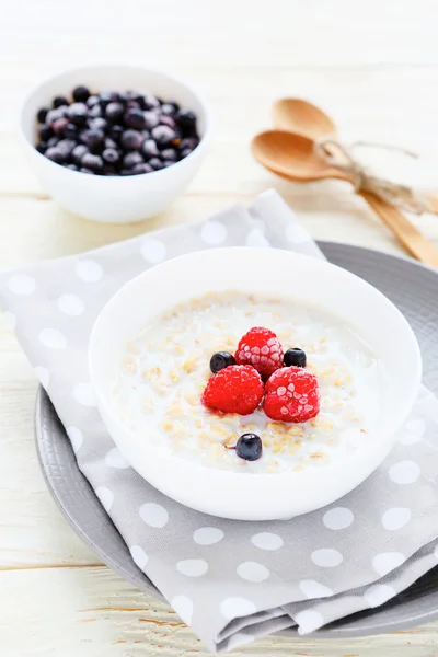 Oatmeal with yogurt and berries — Stock Photo, Image