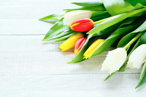 Armvoll Blumen auf einem hölzernen Hintergrund — Stockfoto