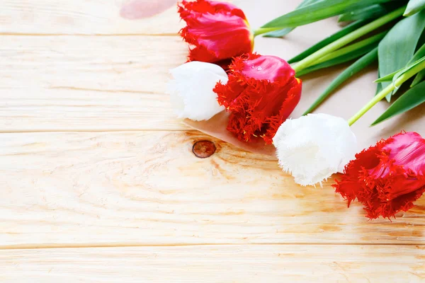 Weiße und rote Tulpen auf den Brettern — Stockfoto
