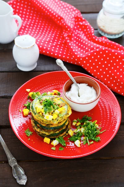 Calabacines asados con huevos y el verde — Zdjęcie stockowe