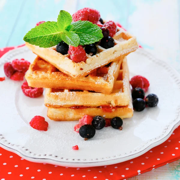 Empilhar waffles com bagas maduras de verão — Fotografia de Stock