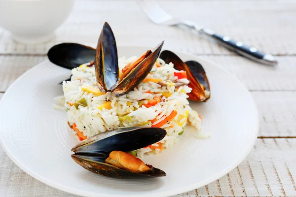 Rice with vegetable mix and mussels — Stock Photo, Image