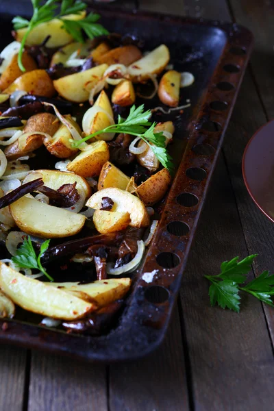 Las patatas con las setas y la cebolla en la bandeja para hornear — Foto de Stock