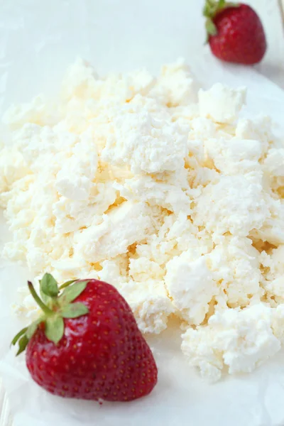 Cottage cheese and strawberries — Stock Photo, Image