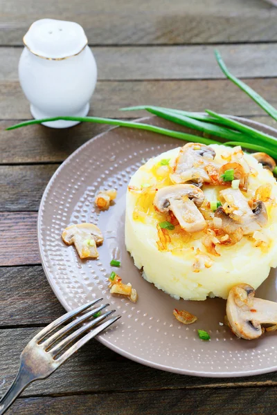 Картопляне пюре на тарілці — стокове фото