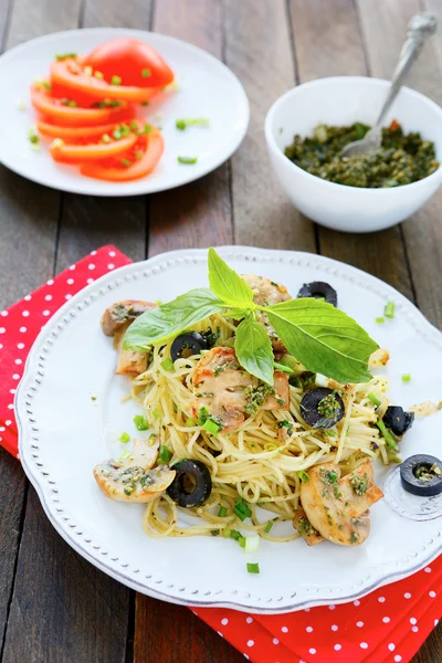 Pasta con champiñones y pesto —  Fotos de Stock