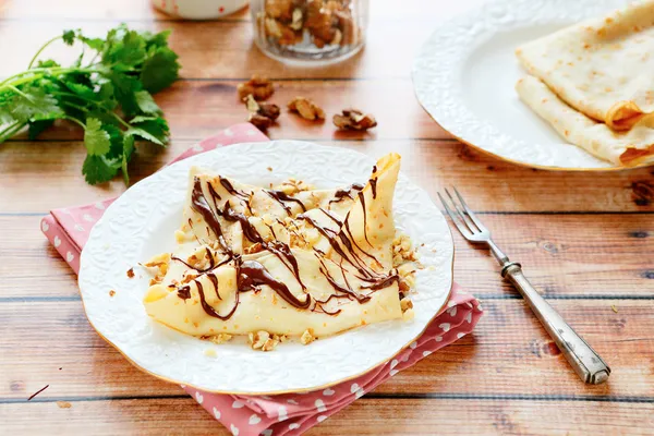 Dunne pannenkoek met banaan en chocolade — Stockfoto