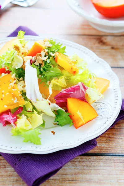 Salada de dieta com cáqui — Fotografia de Stock