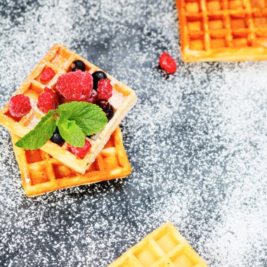 kare waffle ve taze yaz meyveleri