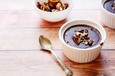 chocolademousse met stukjes walnoot