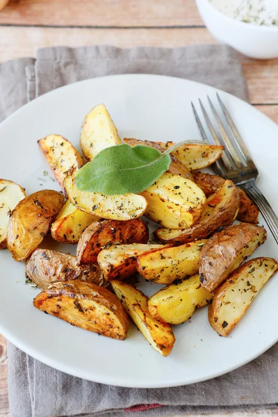 Kartoffel kiler med hud bagt i ovnen - Stock-foto